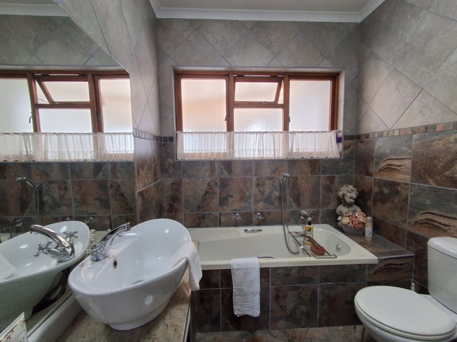 4 Bedroom Property for Sale in Stilbaai Wes Western Cape